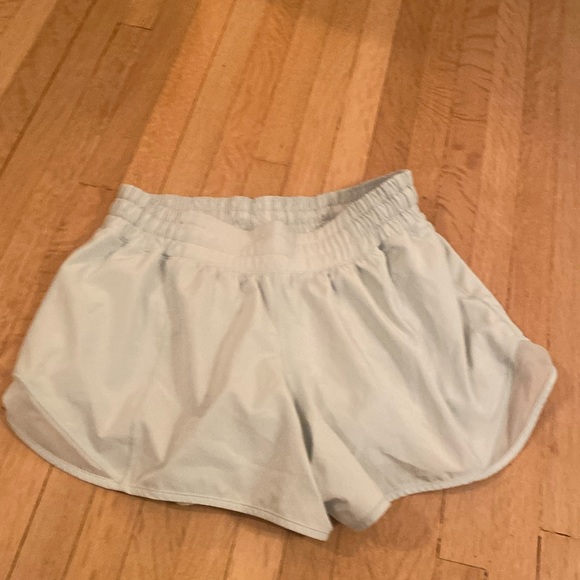Lululemon mint blue hotty hot size 6 shorts 4 inch - Picture 1 of 5